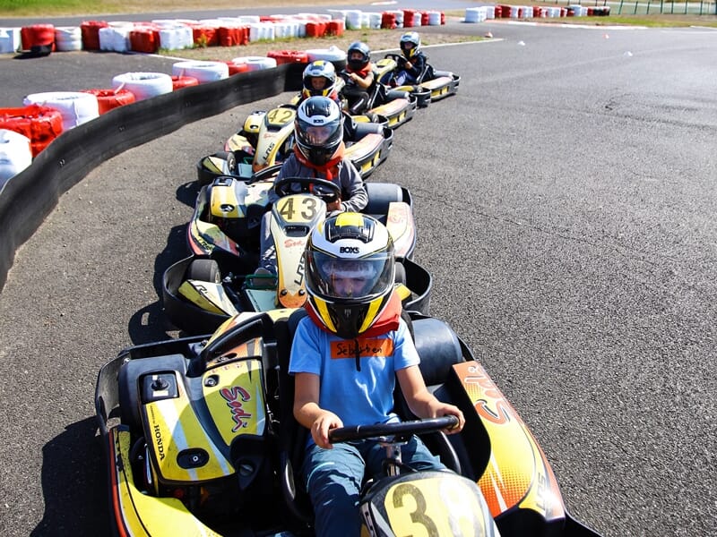 découvrez l'âge minimum requis pour pratiquer le karting en toute sécurité et profiter pleinement de cette activité sportive et ludique.
