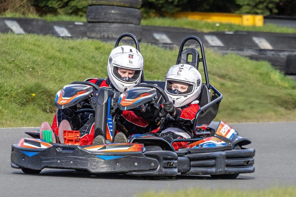 découvrez l'âge minimum requis pour faire du karting en toute sécurité. informez-vous sur les conditions et les recommandations avant de prendre le volant.