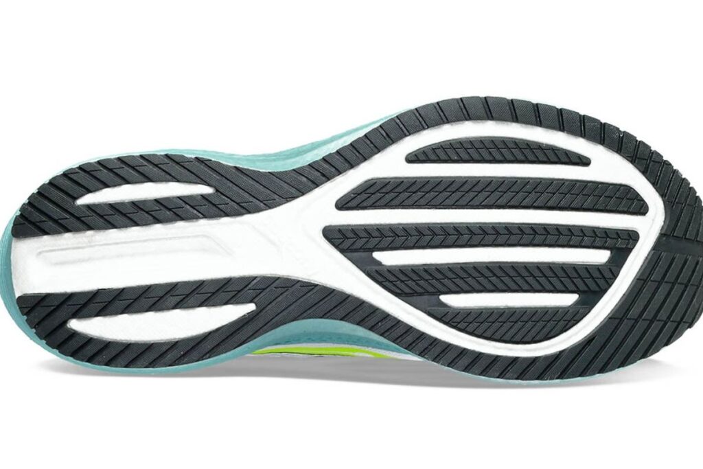 découvrez notre avis complet sur la saucony triumph 20, la chaussure de course alliant confort, performance et durabilité pour vos entraînements et compétitions.