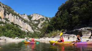 Descente de l&rsquo;Ardèche en canoë-kayak : 4 astuces essentielles pour une aventure inoubliable