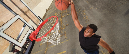 découvrez la durée officielle d'un quart temps au basket et comment se répartissent les périodes de jeu pour une meilleure compréhension du rythme du match.
