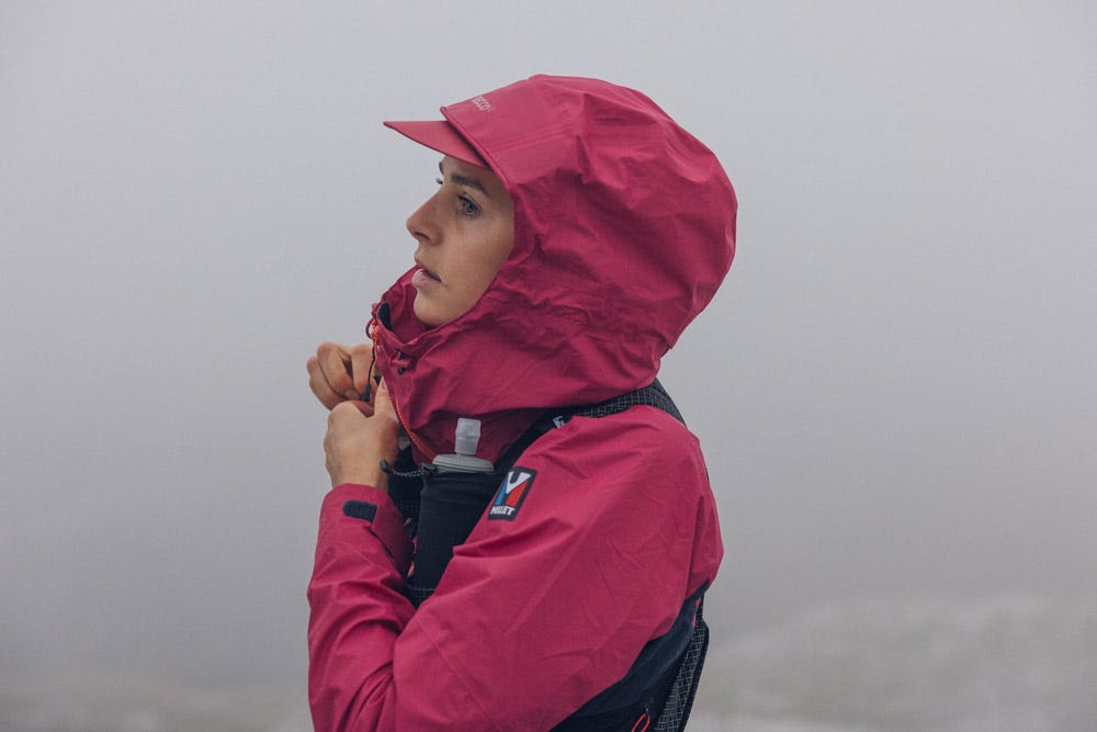 découvrez notre équipement de course conçu pour affronter la pluie : vêtements imperméables, chaussures résistantes et accessoires adaptés pour courir au sec et en toute sécurité.