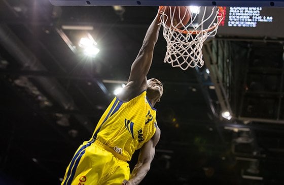 découvrez les joueurs clés d'une équipe de basket et apprenez les règles essentielles pour bien comprendre et apprécier ce sport dynamique.