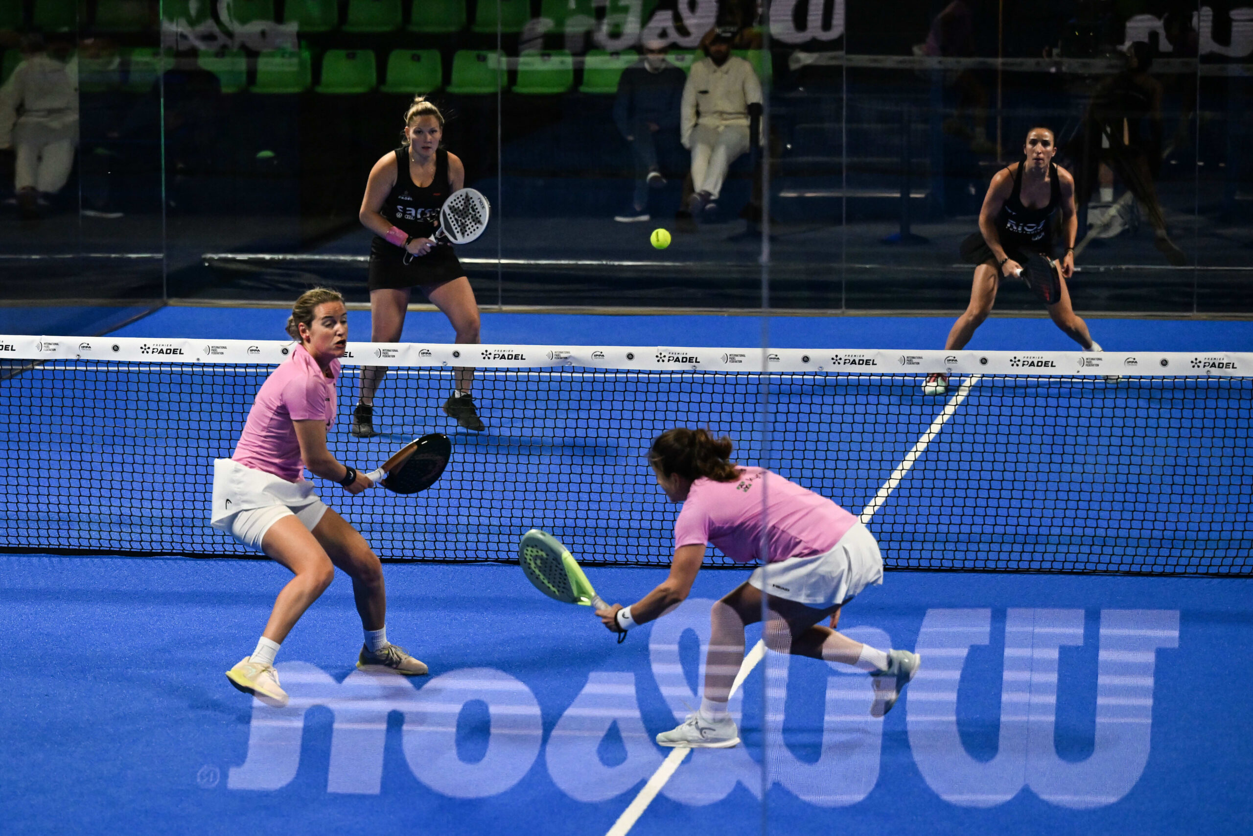 découvrez les techniques et stratégies essentielles pour maîtriser le padel en compétition et améliorer vos performances sur le terrain.