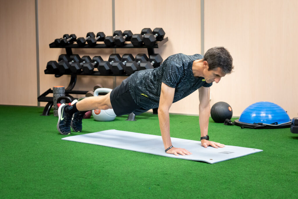 découvrez comment muscler le haut du corps pour améliorer vos performances de course, renforcer vos muscles et prévenir les blessures.