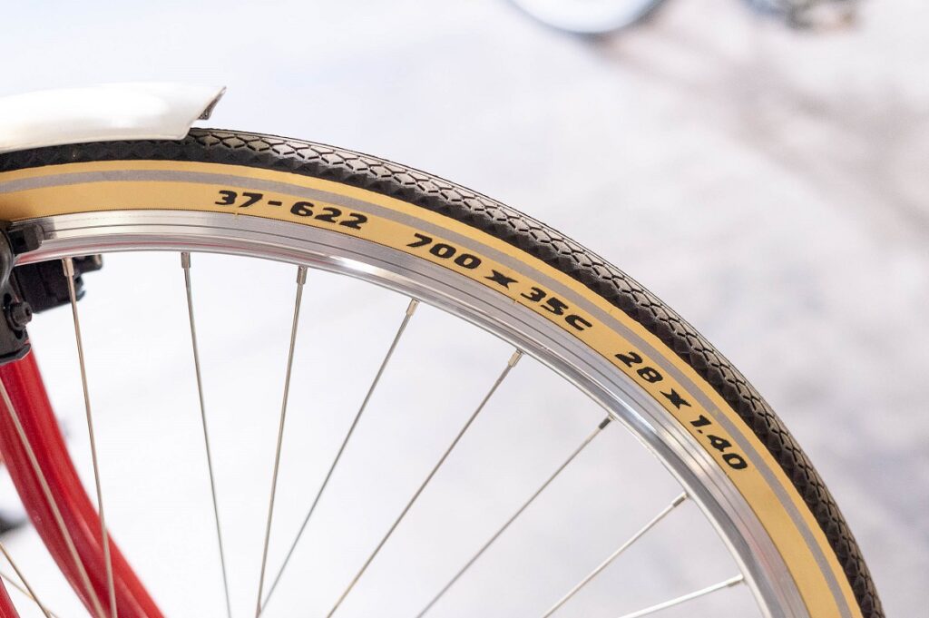 découvrez comment choisir la pression idéale pour les pneus de votre vélo de route afin d'optimiser performance, confort et sécurité lors de vos sorties.