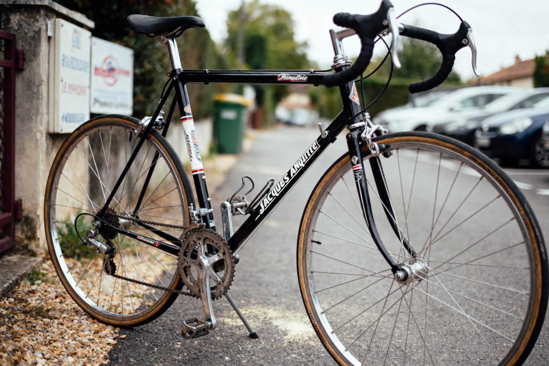 découvrez l'histoire de jacques anquetil, premier cycliste à remporter cinq fois le tour de france, une légende du cyclisme français.