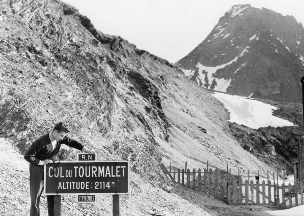 découvrez jacques anquetil, premier cycliste à remporter cinq fois le tour de france, une légende du cyclisme français et mondial.