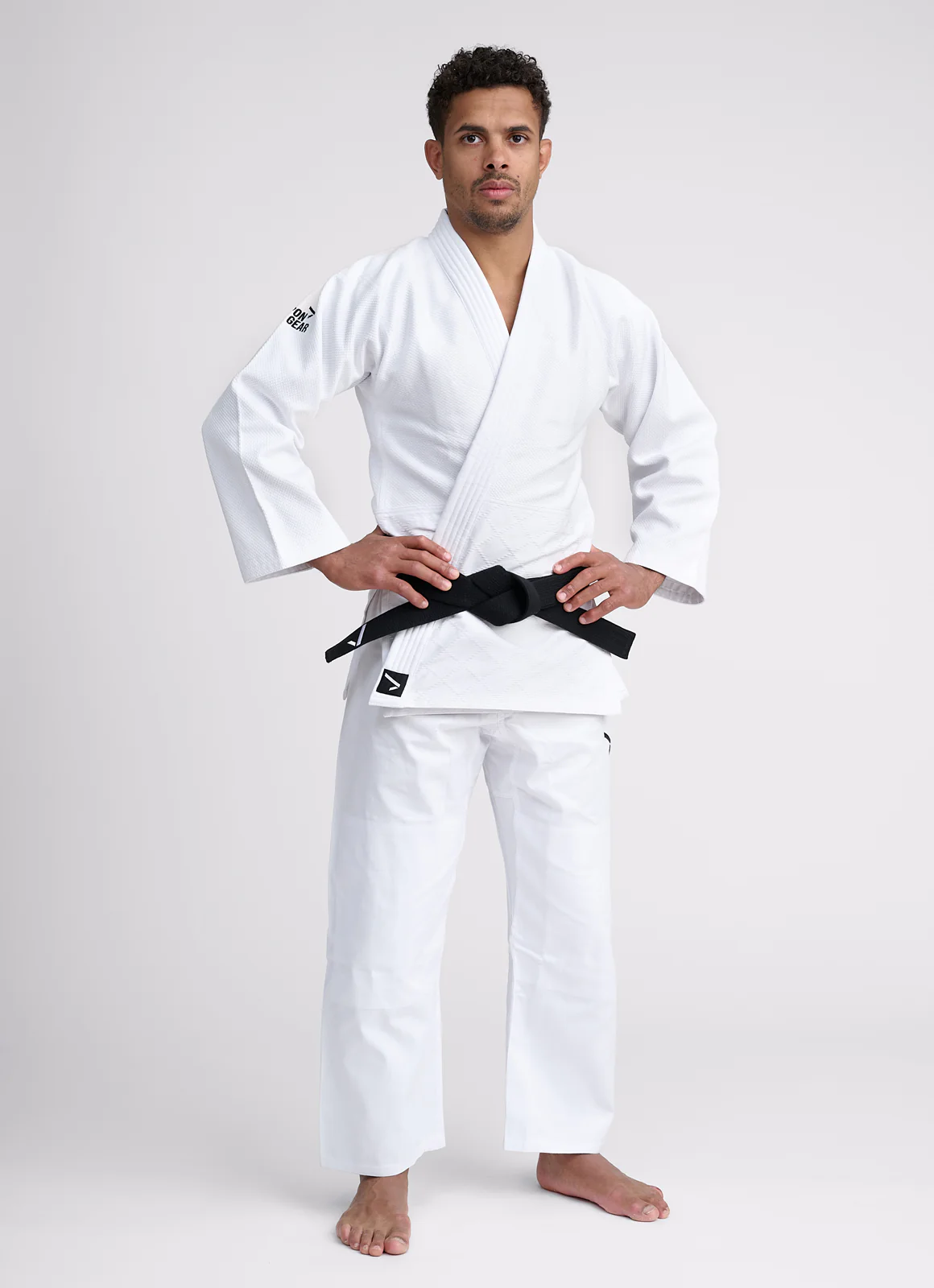 découvrez notre tenue de judo alliant confort et performance pour tous les niveaux. parfaite pour l'entraînement et la compétition.