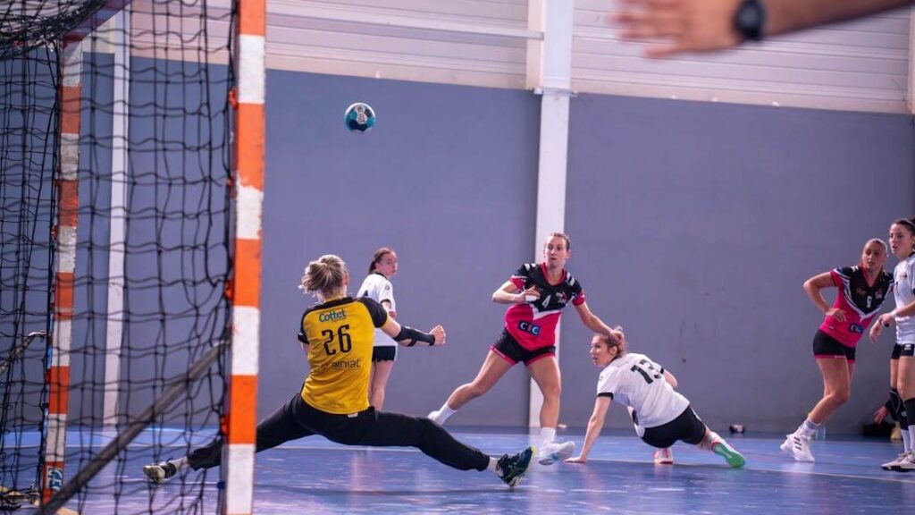découvrez la durée d'un match de handball, y compris les temps réglementaires, les prolongations éventuelles et les pauses, pour mieux comprendre ce sport dynamique.