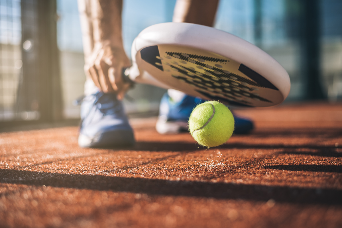 découvrez les règles essentielles du padel, le sport de raquette dynamique et accessible à tous. apprenez comment jouer, les points clés et les stratégies pour maîtriser le jeu.