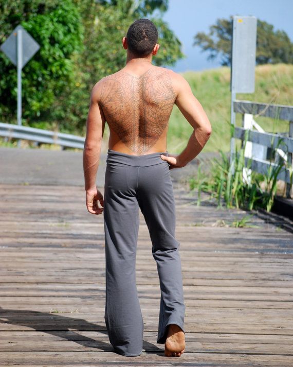découvrez notre collection de pantalons de yoga pour hommes alliant confort, flexibilité et style, parfaits pour vos séances de yoga et activités sportives.