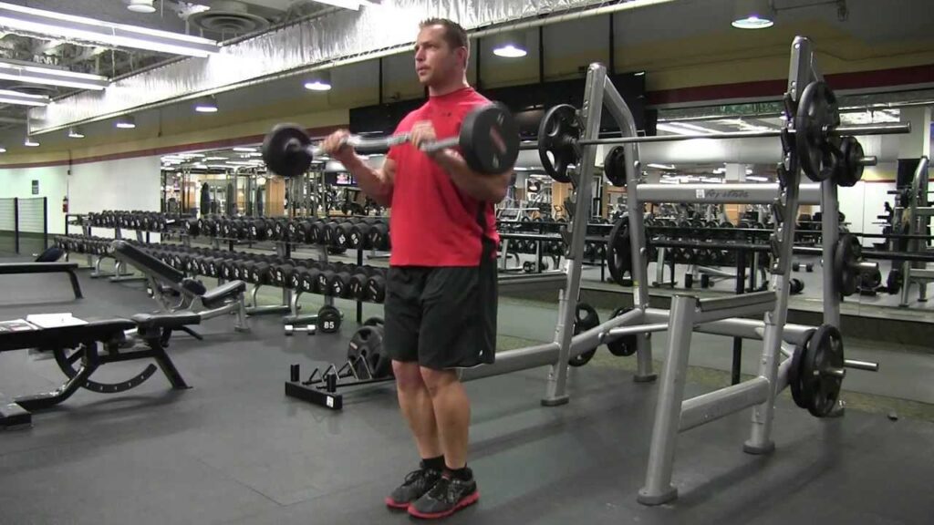 exercice de musculation ciblant les avant-bras et les biceps grâce au reverse bar curl, pour renforcer la prise et le haut des bras efficacement.